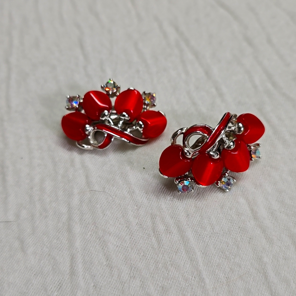 Vintage Red Thermoset Rhinestone Clip On Earrings